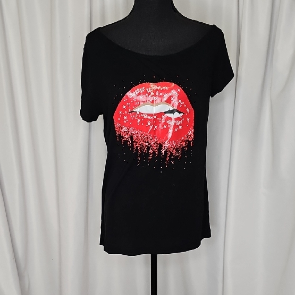 Chic Black Tee with Red Lip Graphic "Oh Rocky" 🤭